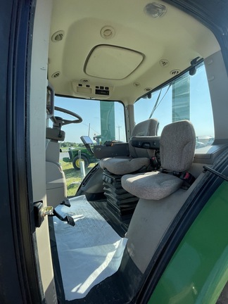 2010 John Deere 8225R Image 7