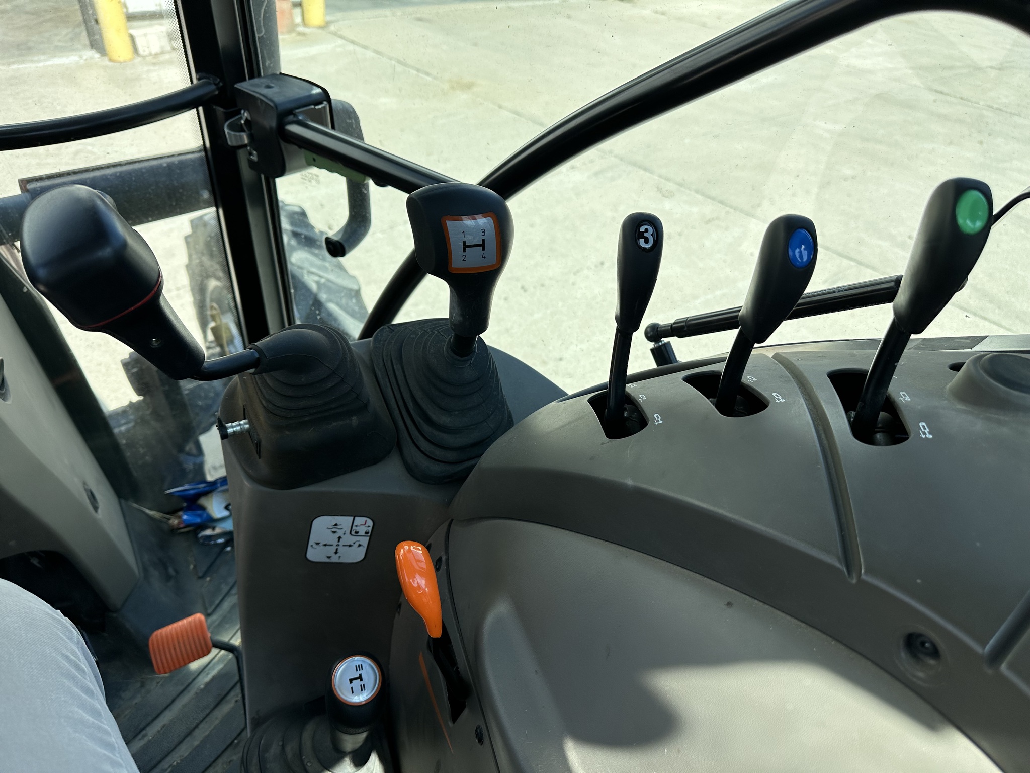 2017 Case IH Farmall 75C Image 24