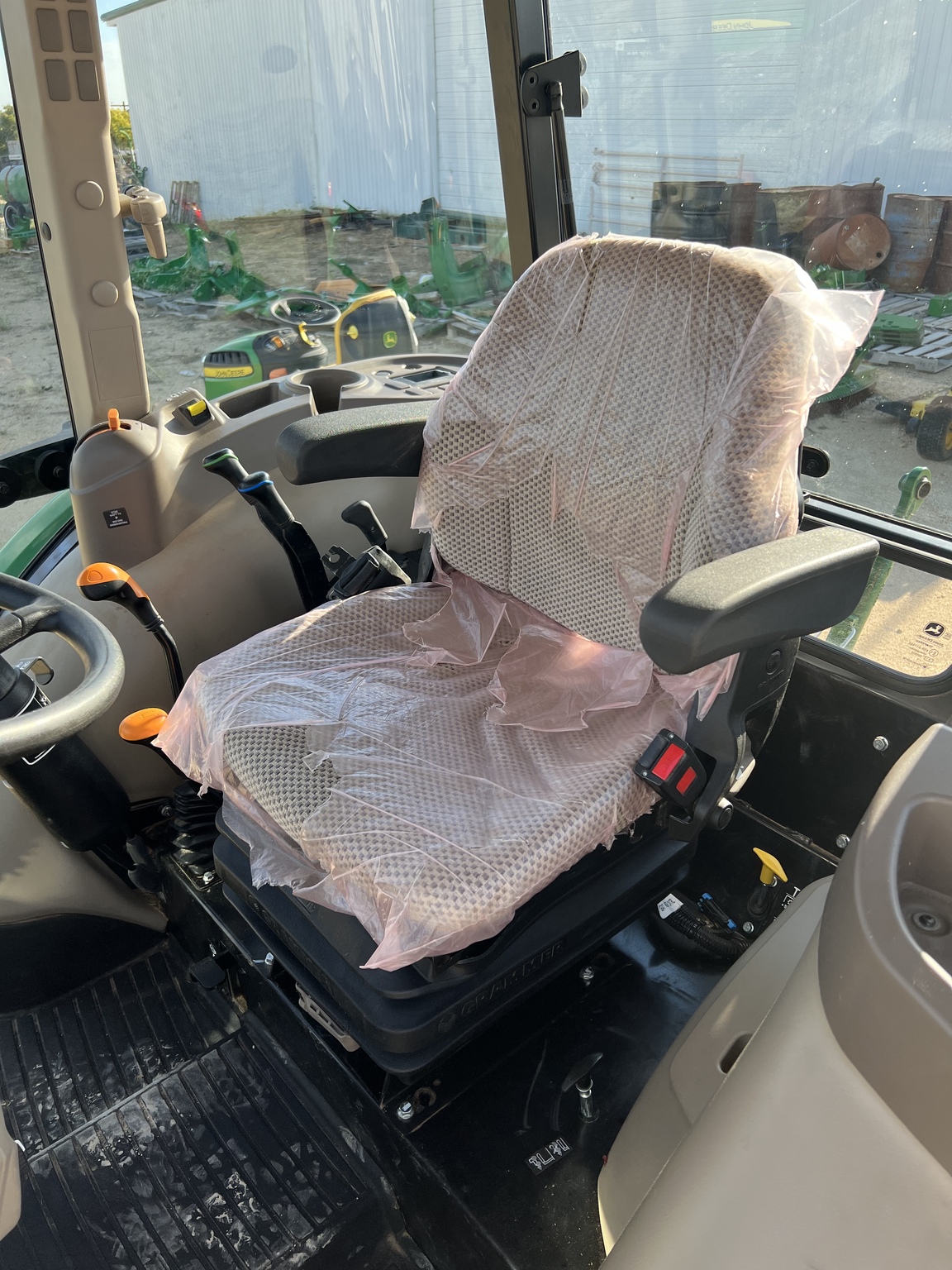 2019 John Deere 5075E Image 4