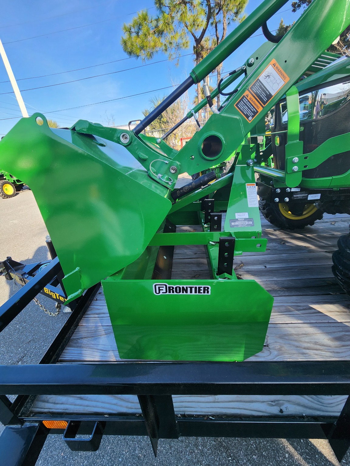 2023 John Deere 3032E Image 3