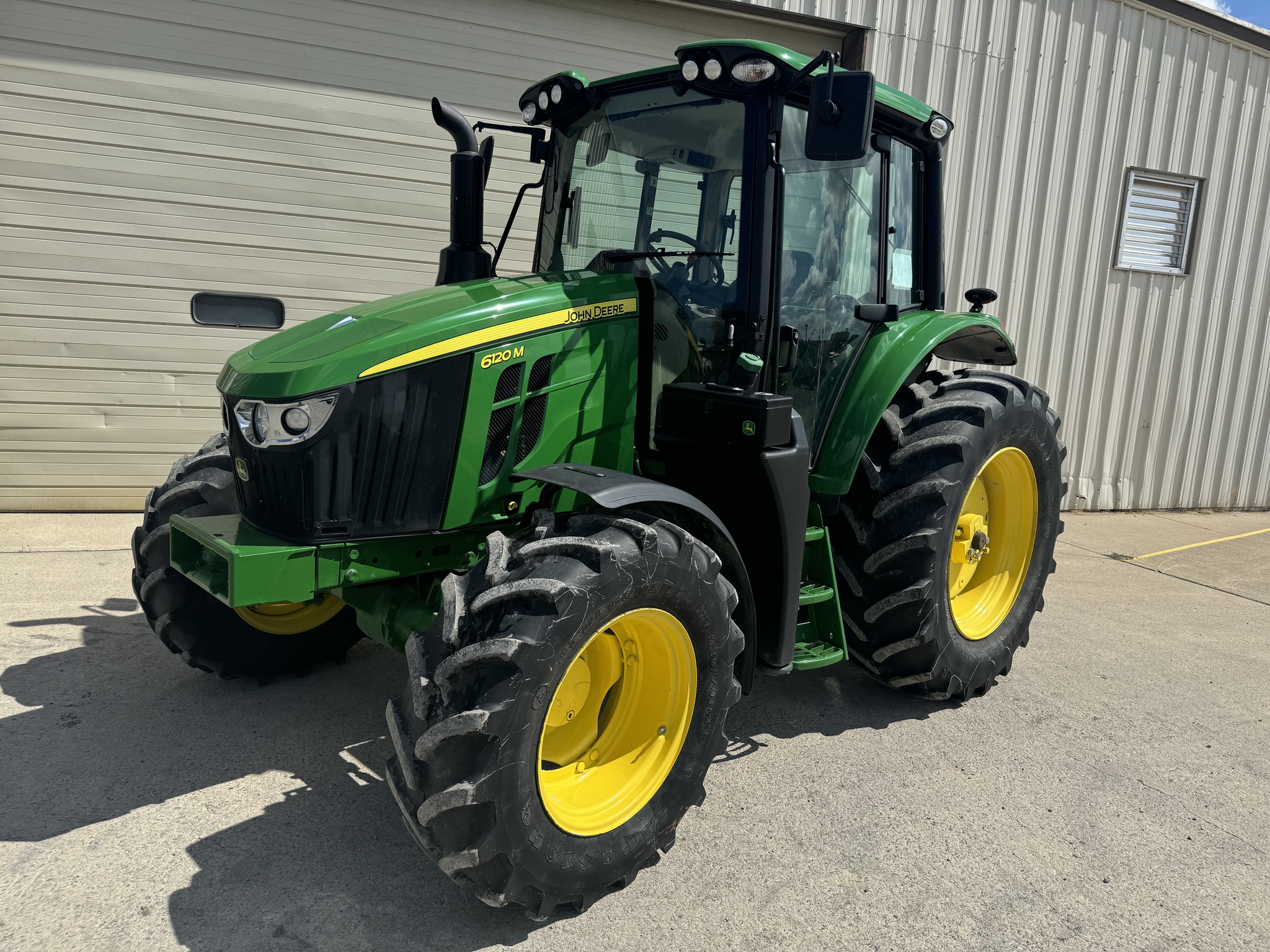 2020 John Deere 6120M Image 2