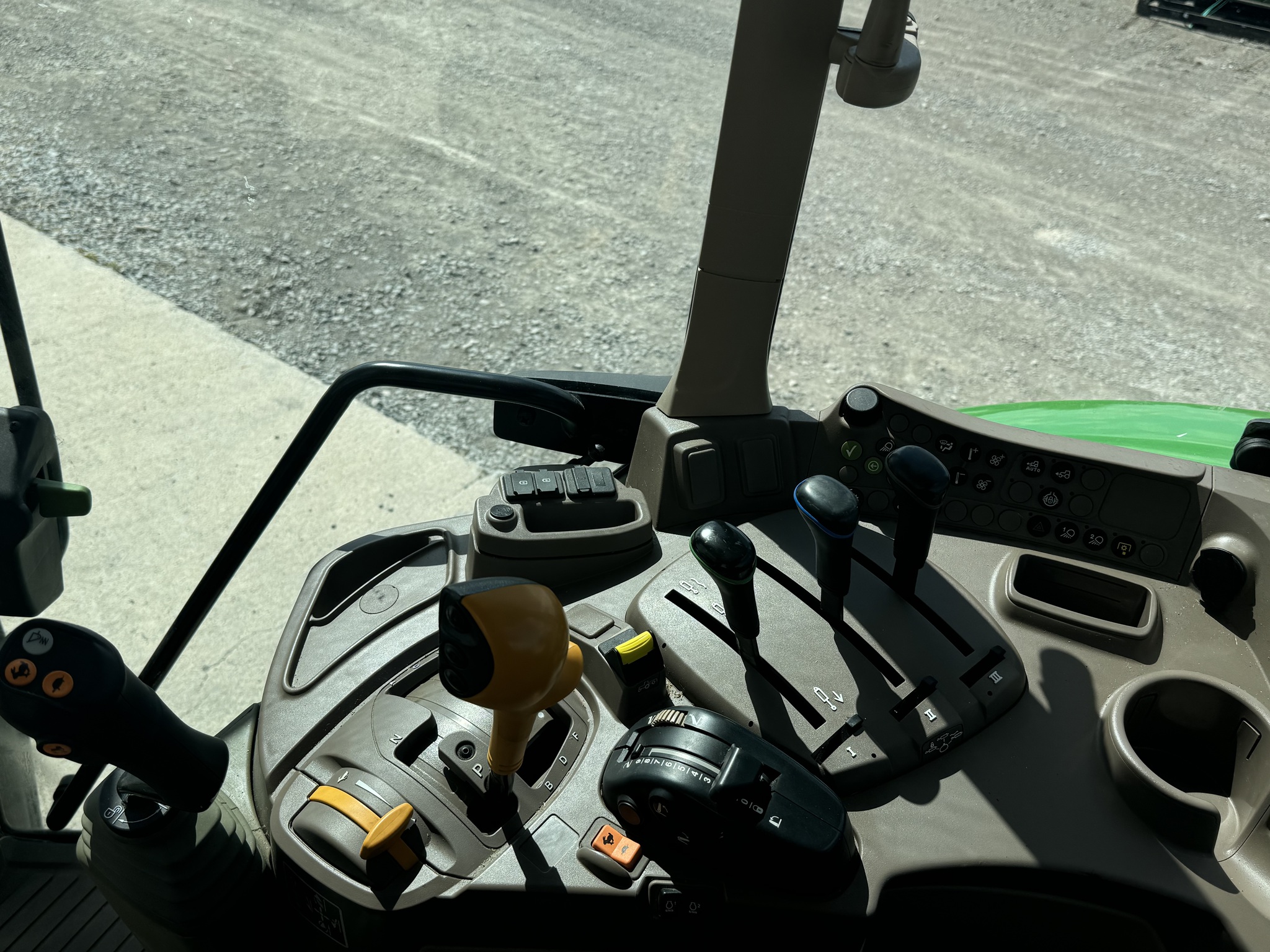 2020 John Deere 6120M Image 25