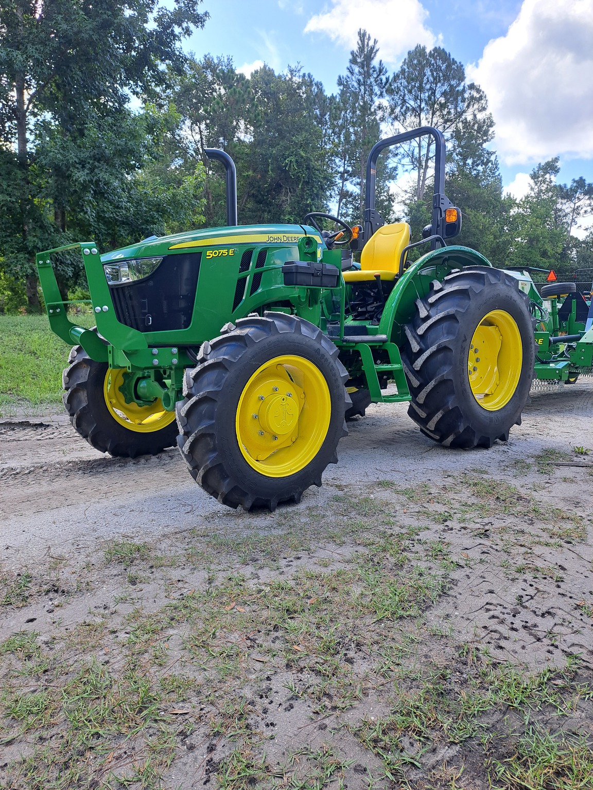 2023 John Deere 5075E Image 3
