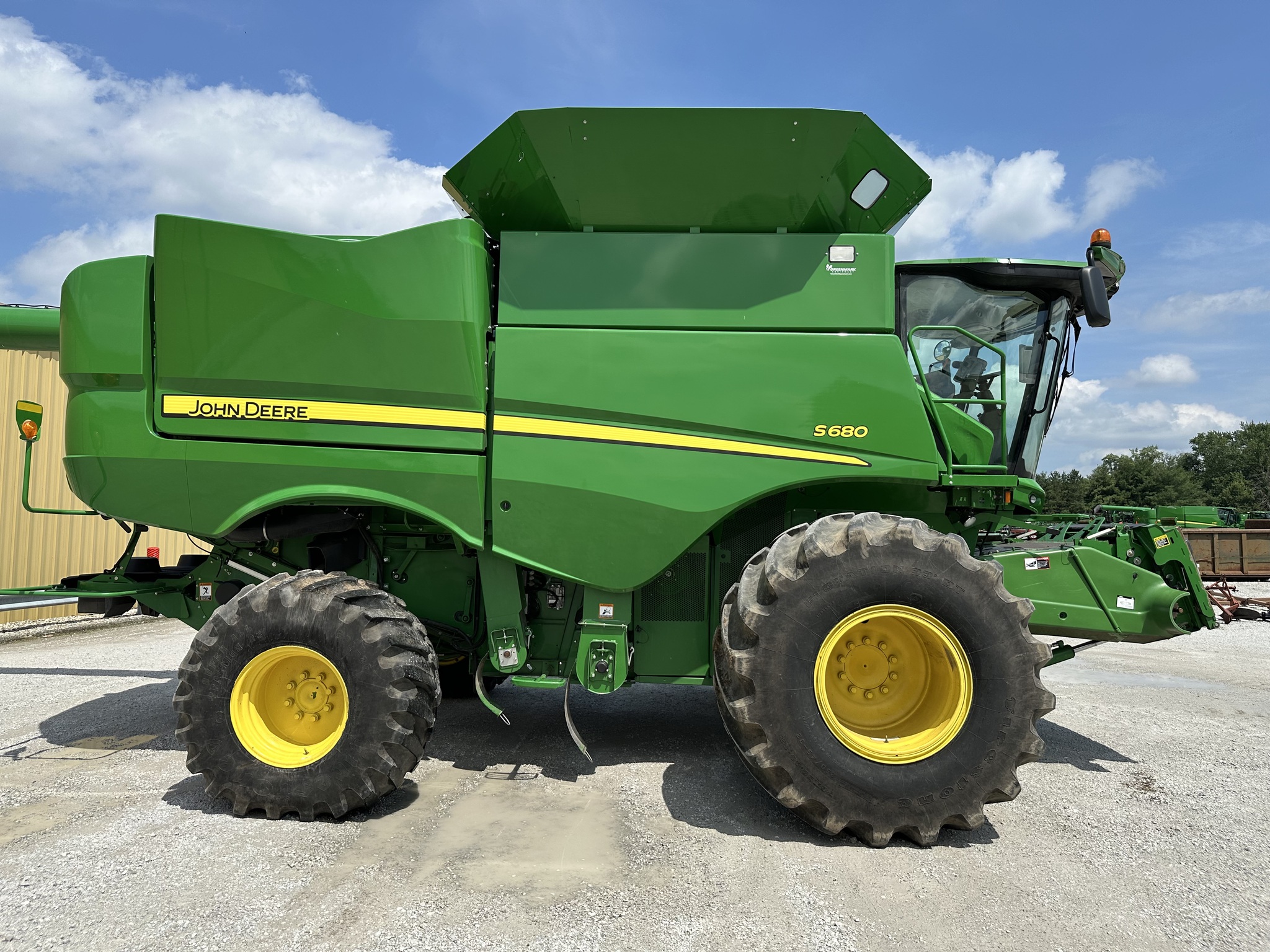 2014 John Deere S680 Image 2