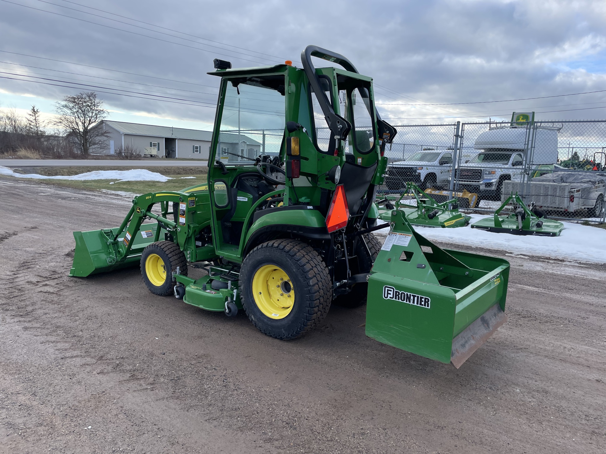 2022 John Deere 2025R Image 3