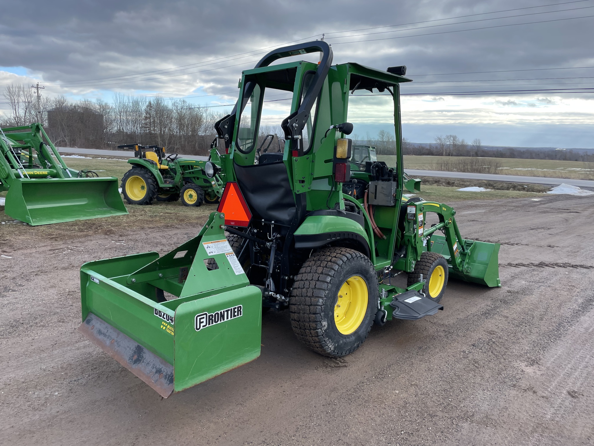 2022 John Deere 2025R Image 5
