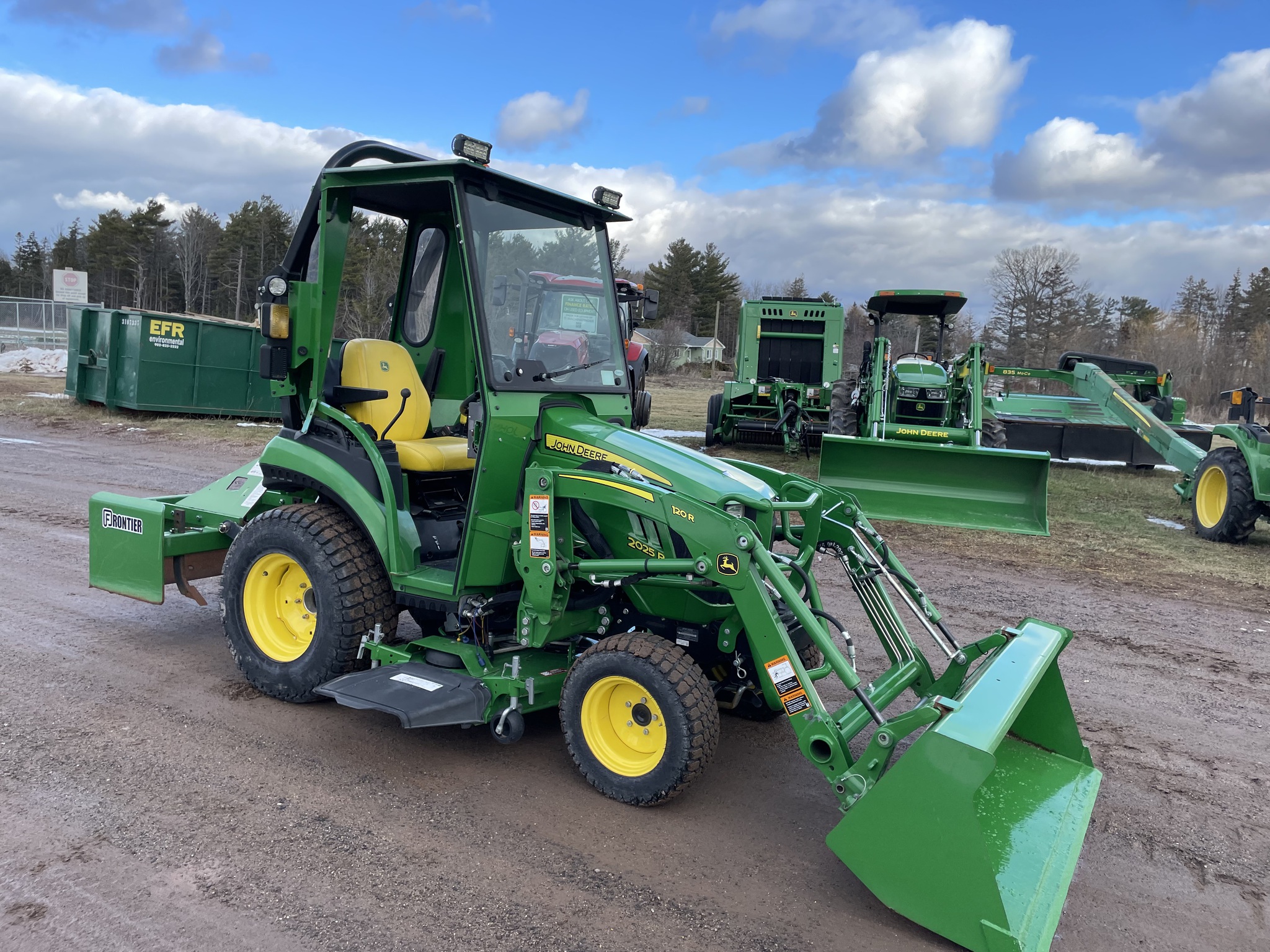 2022 John Deere 2025R Image 6