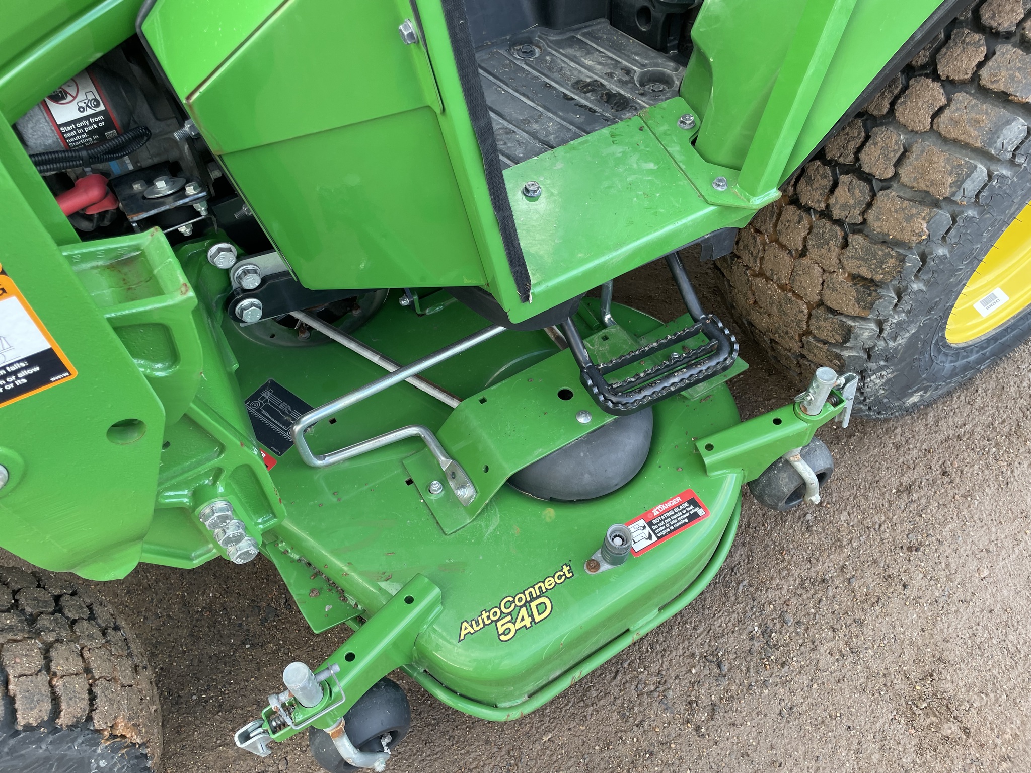 2022 John Deere 2025R Image 8