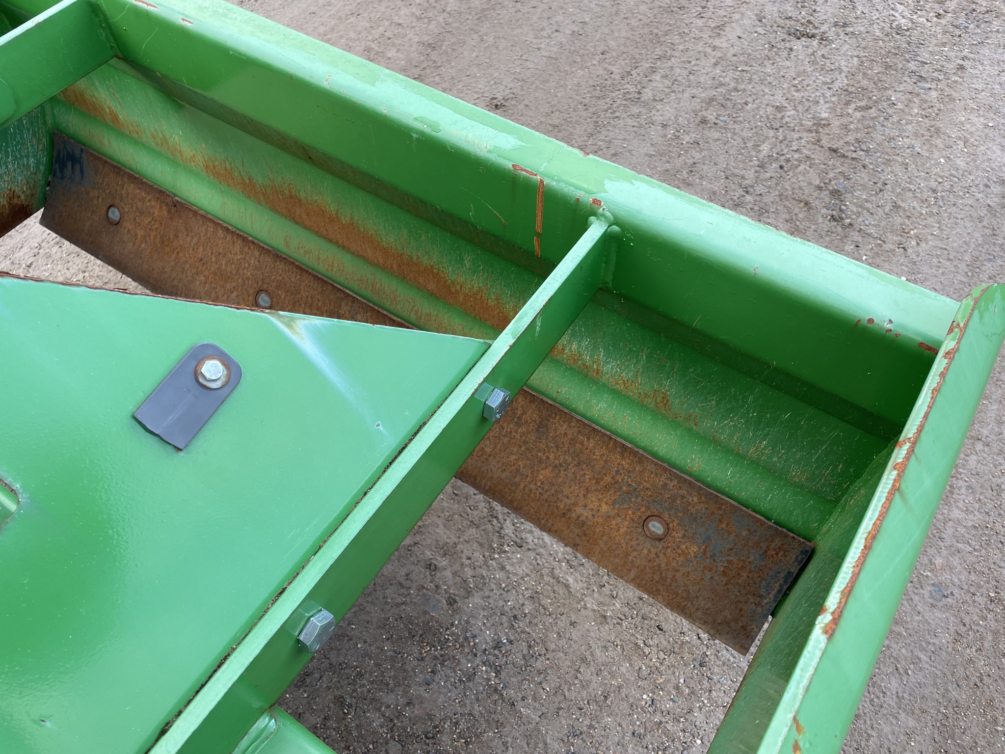 2022 John Deere 2025R Image 10