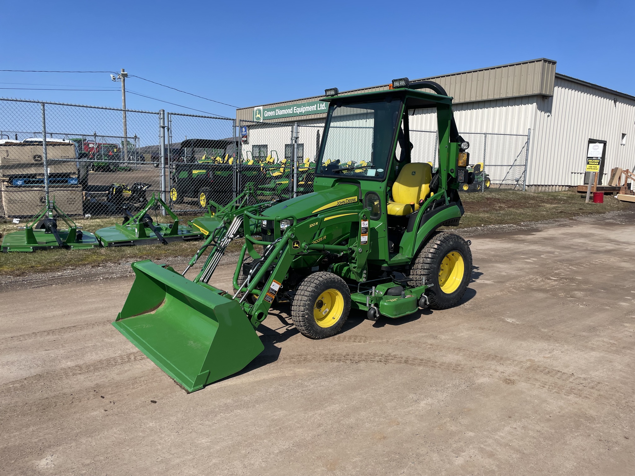 2022 John Deere 2025R Image 1