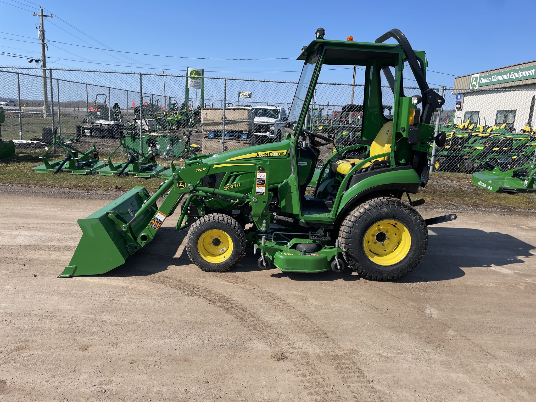 2022 John Deere 2025R Image 2