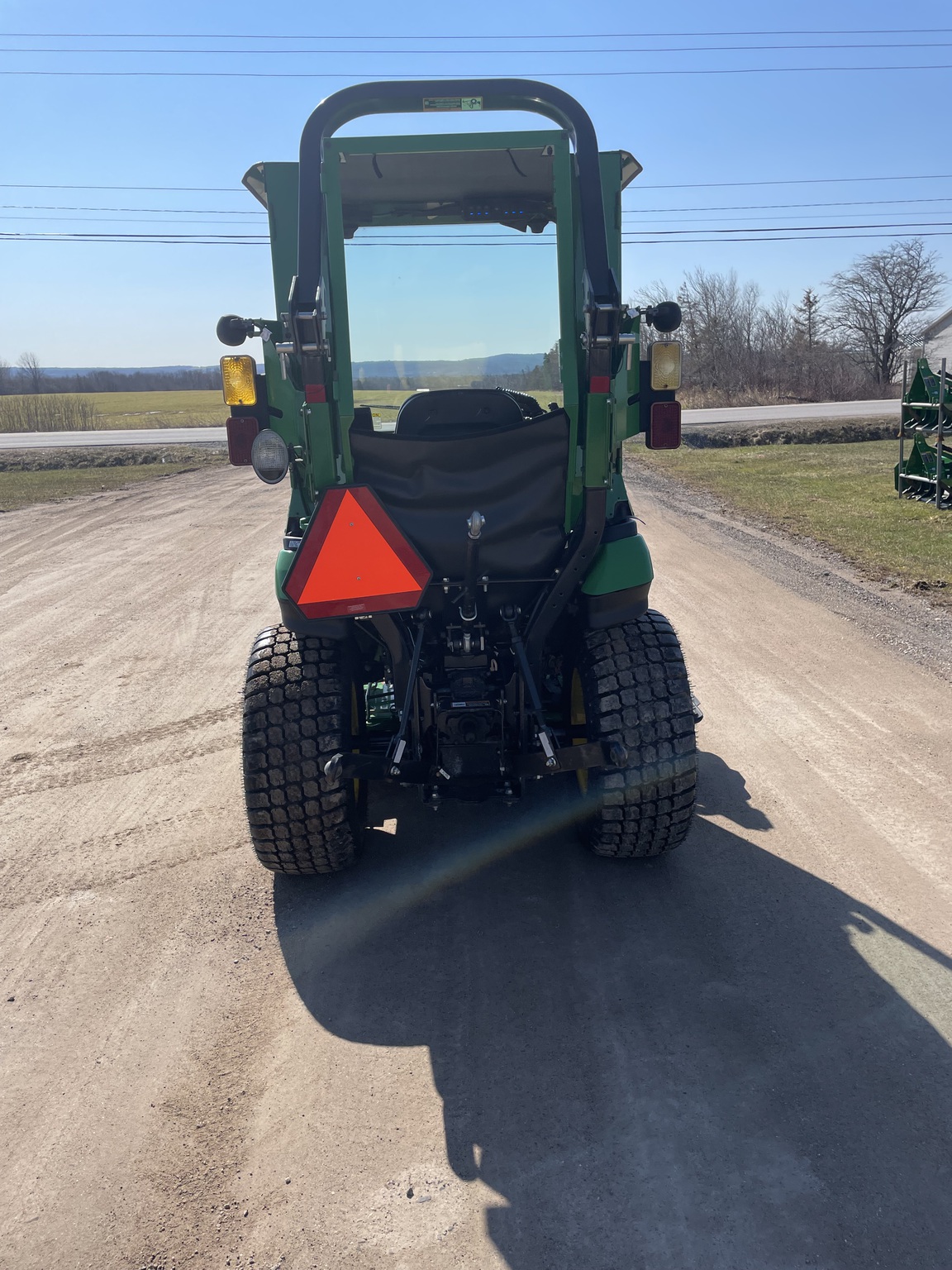 2022 John Deere 2025R Image 15