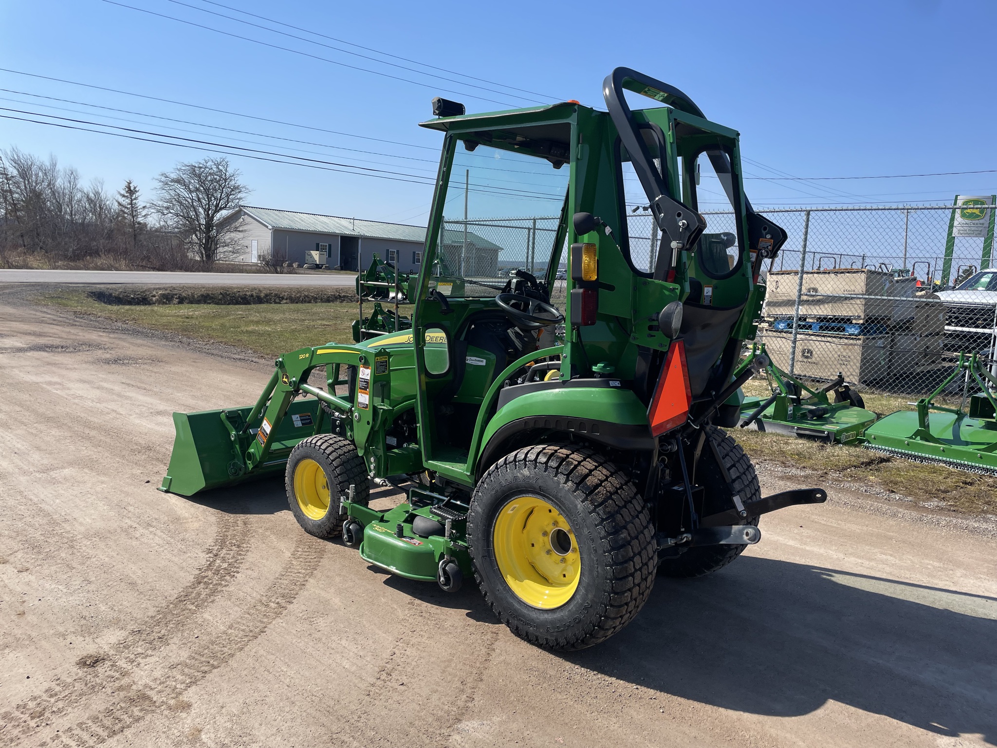 2022 John Deere 2025R Image 3