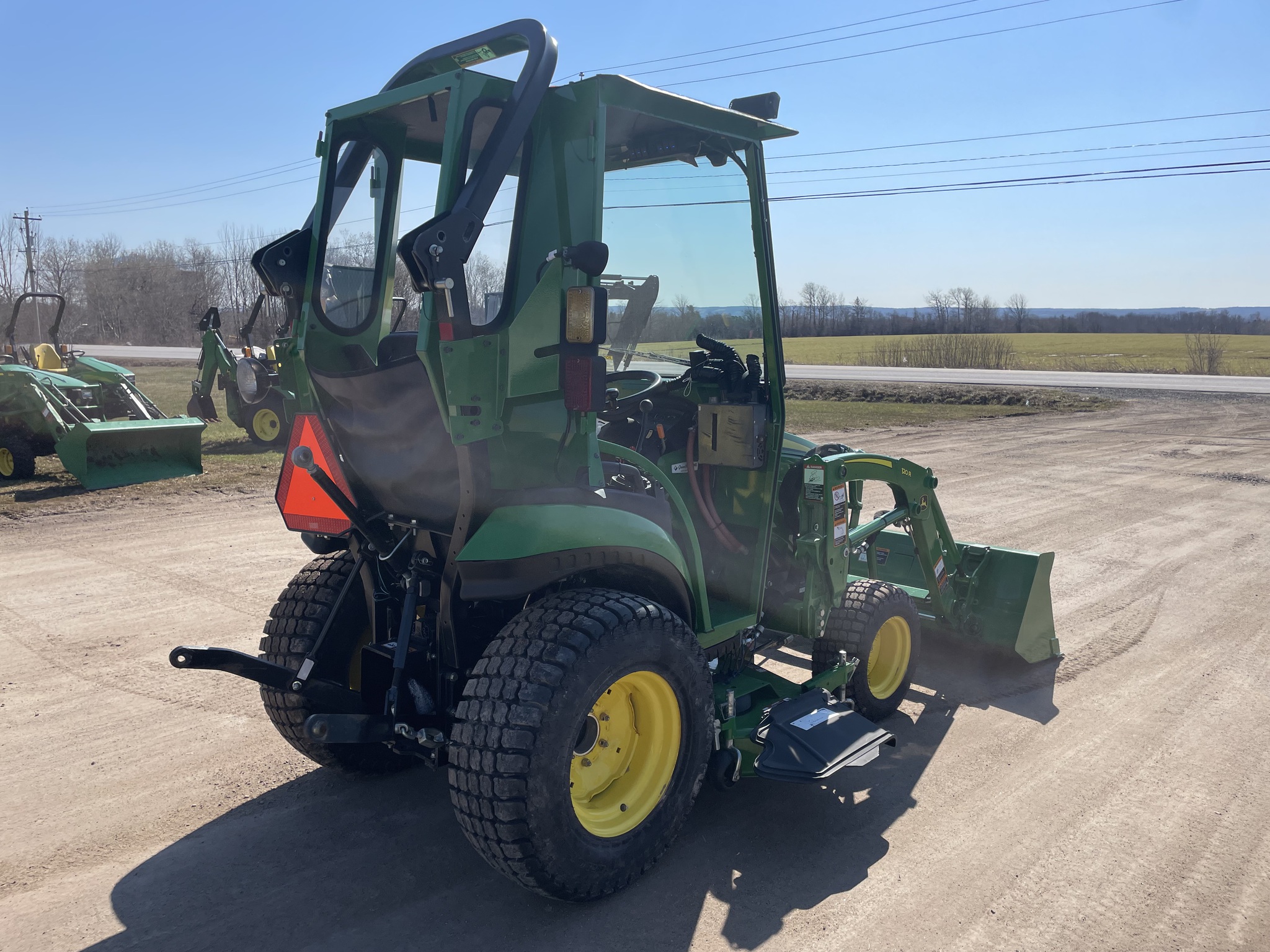 2022 John Deere 2025R Image 5