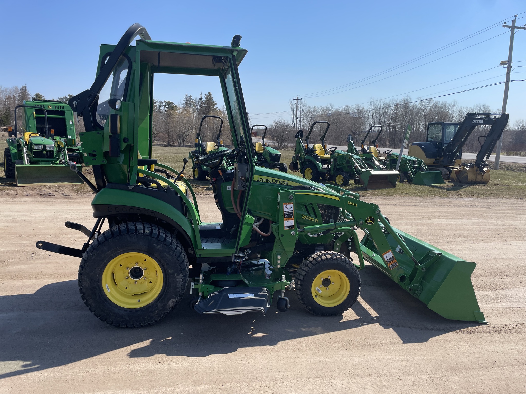 2022 John Deere 2025R Image 6