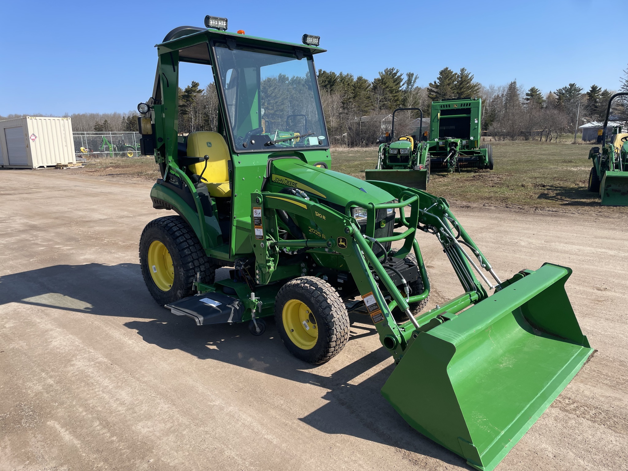 2022 John Deere 2025R Image 4