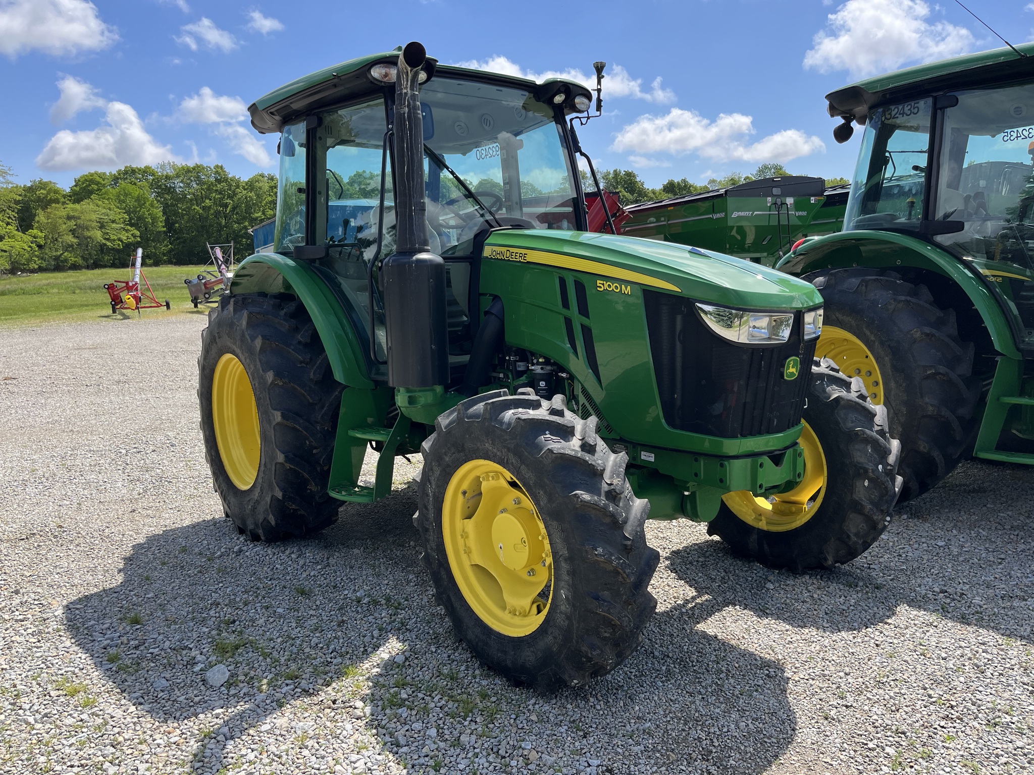 2022 John Deere 5100M Image 2