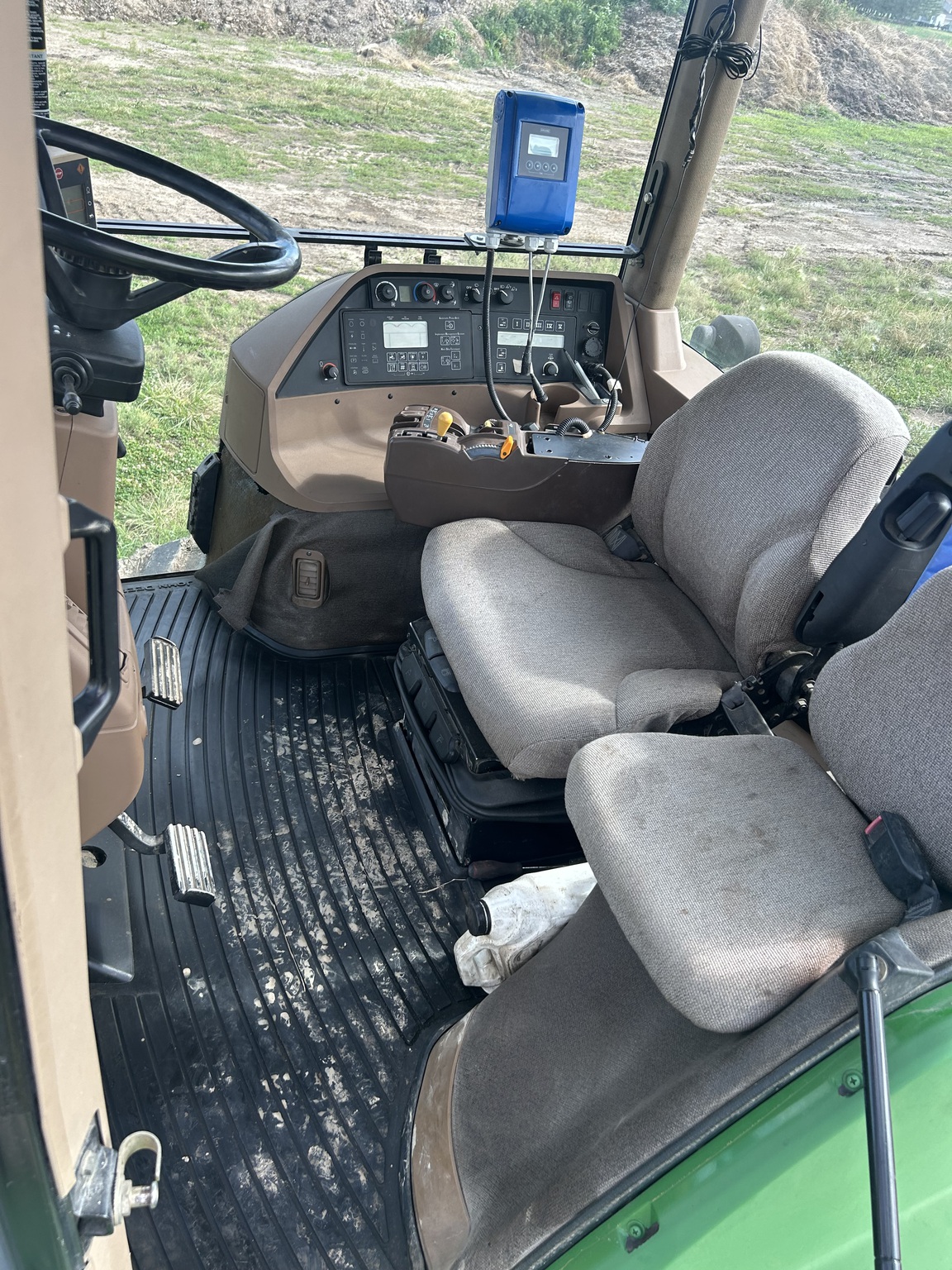 2004 John Deere 8520T Image 6