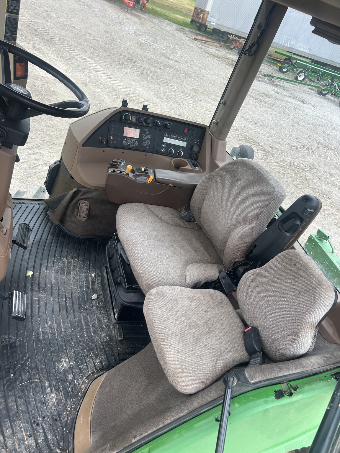 2004 John Deere 8520T Image 32