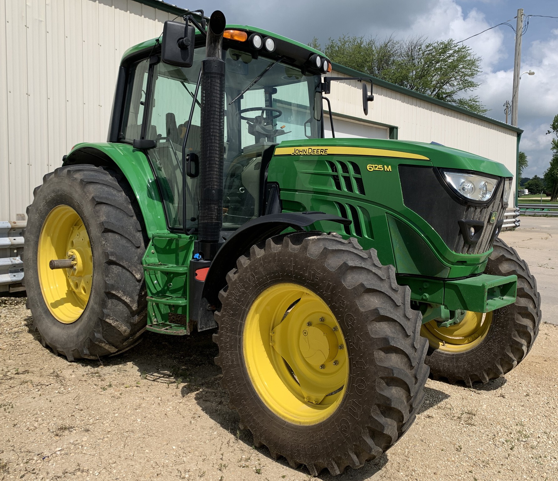 2015 John Deere 6125M Image 1