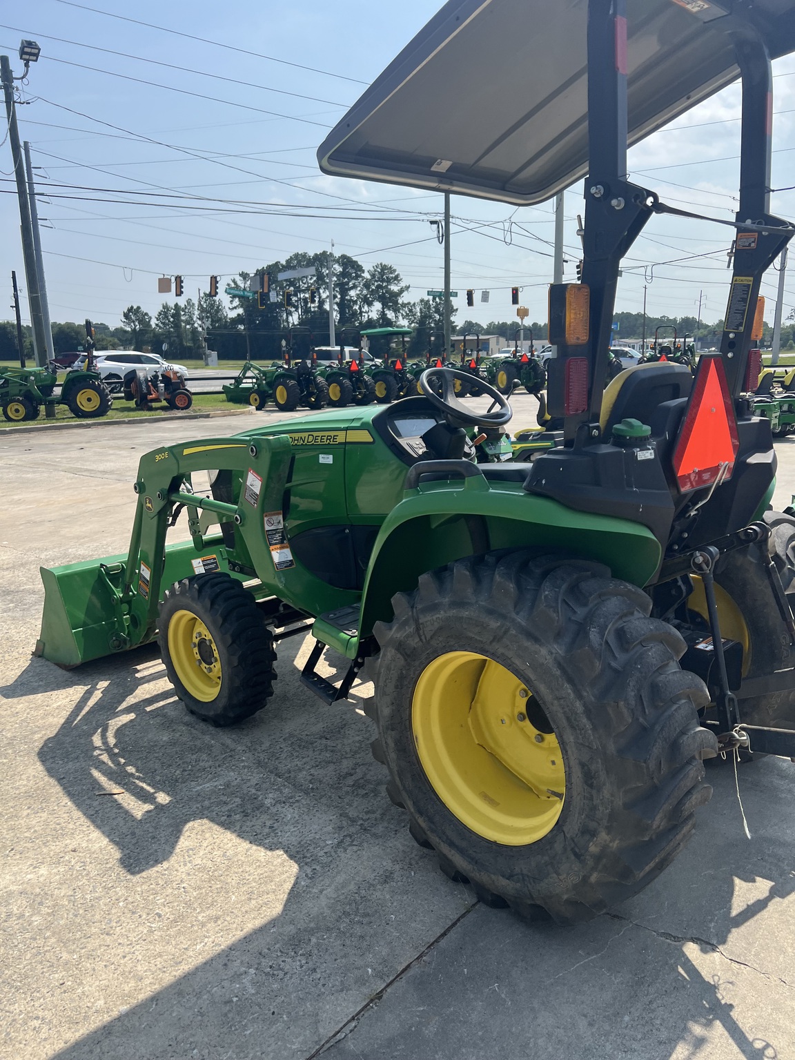 2021 John Deere 3025E Image 4