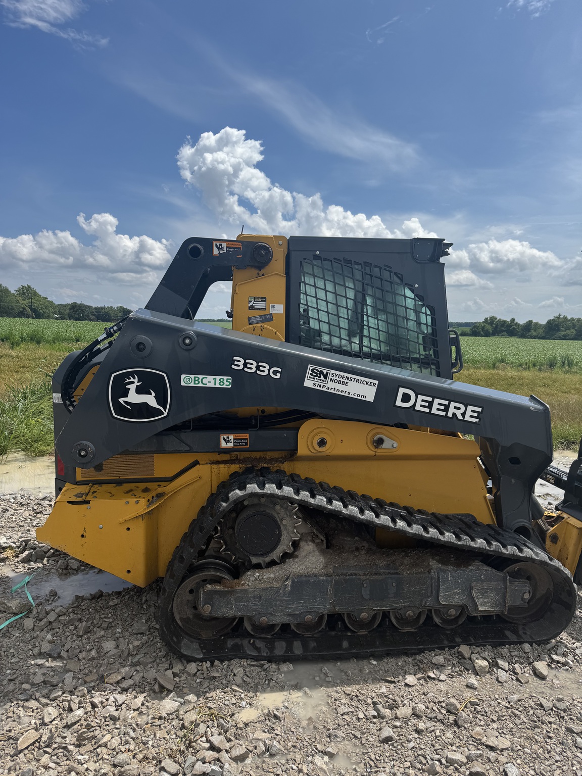スキーさん専用 2023 John Deere 325G - Sydenstricker Nobbe Partners