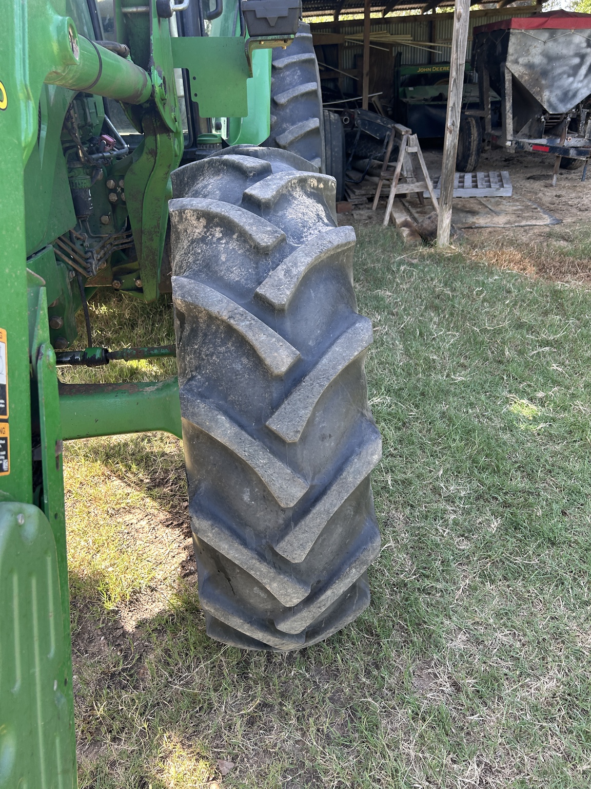 2015 John Deere 6115D Image 14