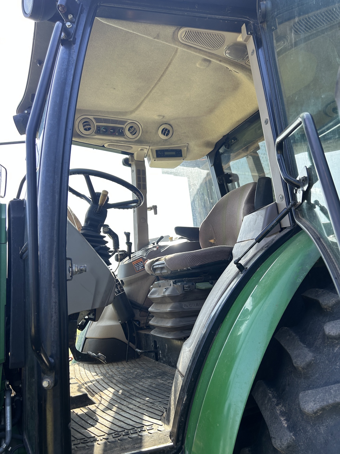 2015 John Deere 6115D Image 9