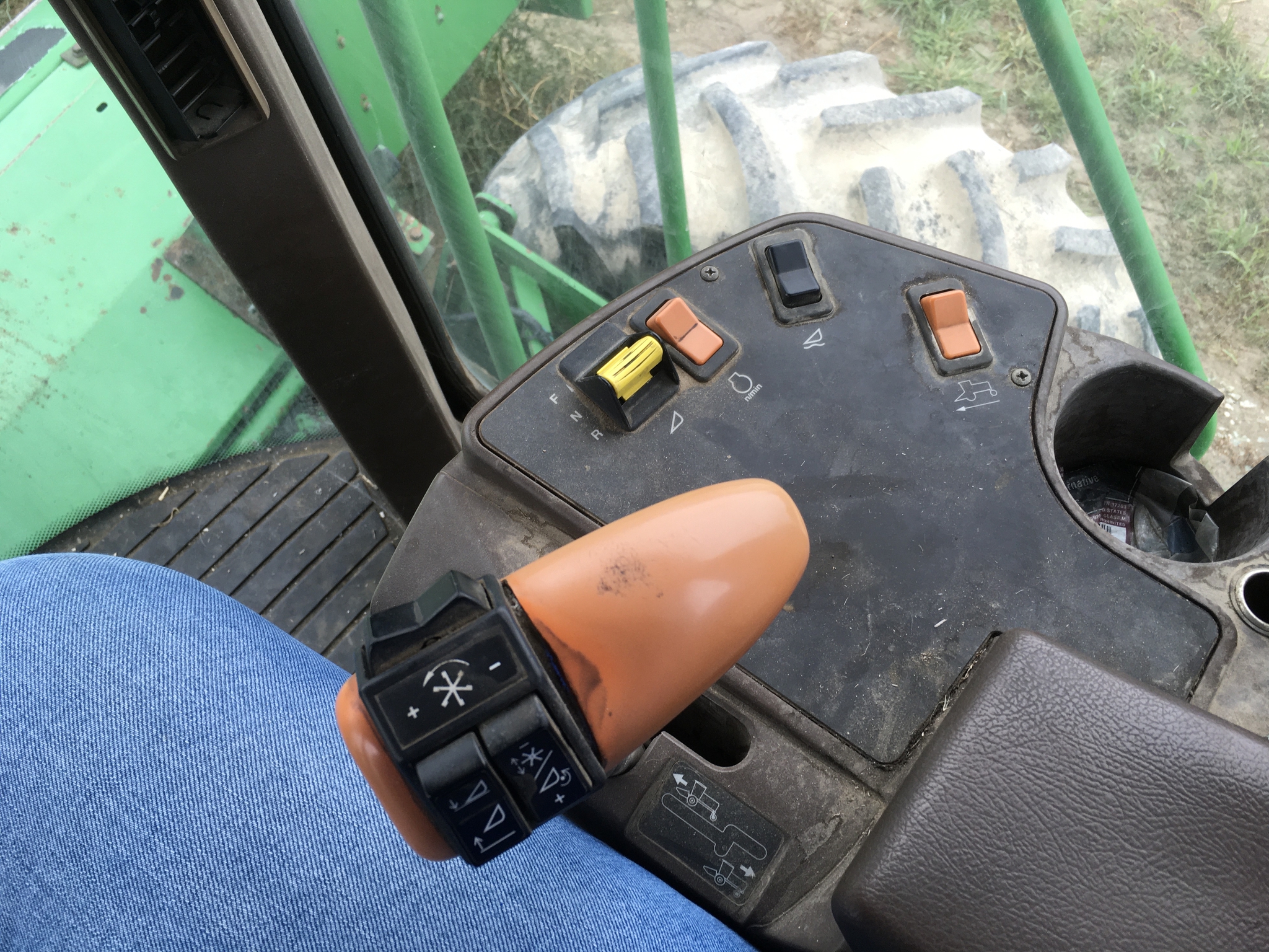 2002 John Deere 4895 Image 12