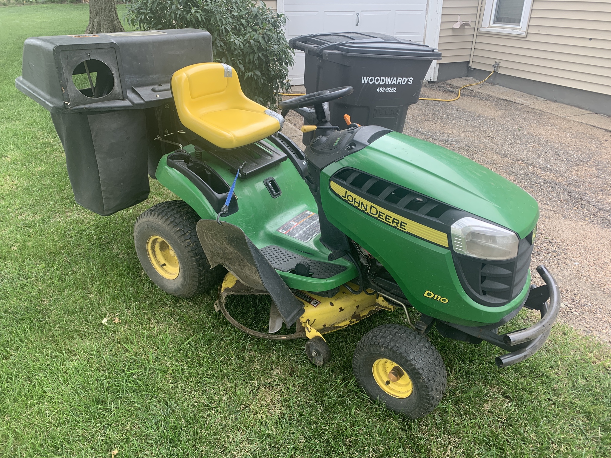 2011 John Deere D110 Image 2