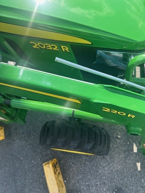 2025 John Deere 2032R Image 6