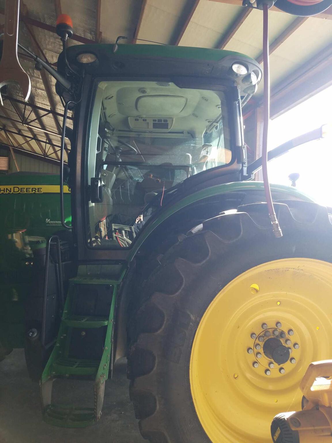2015 John Deere 8270R Image 5