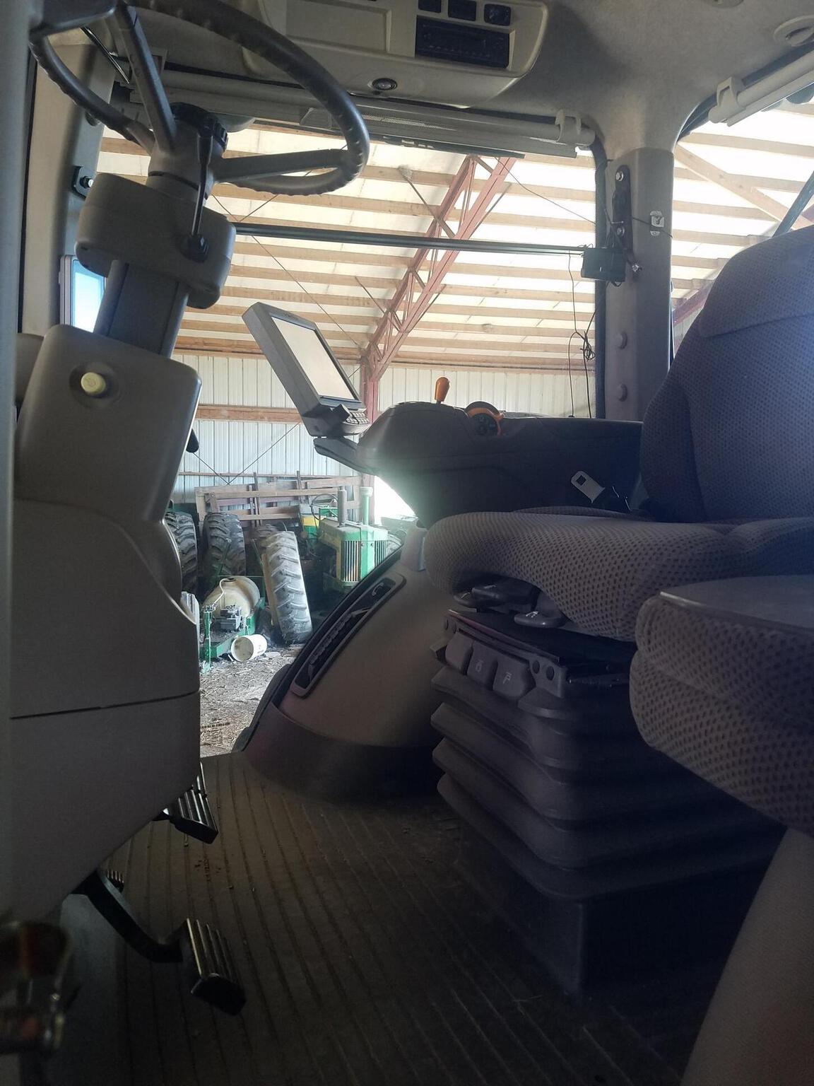 2015 John Deere 8270R Image 9