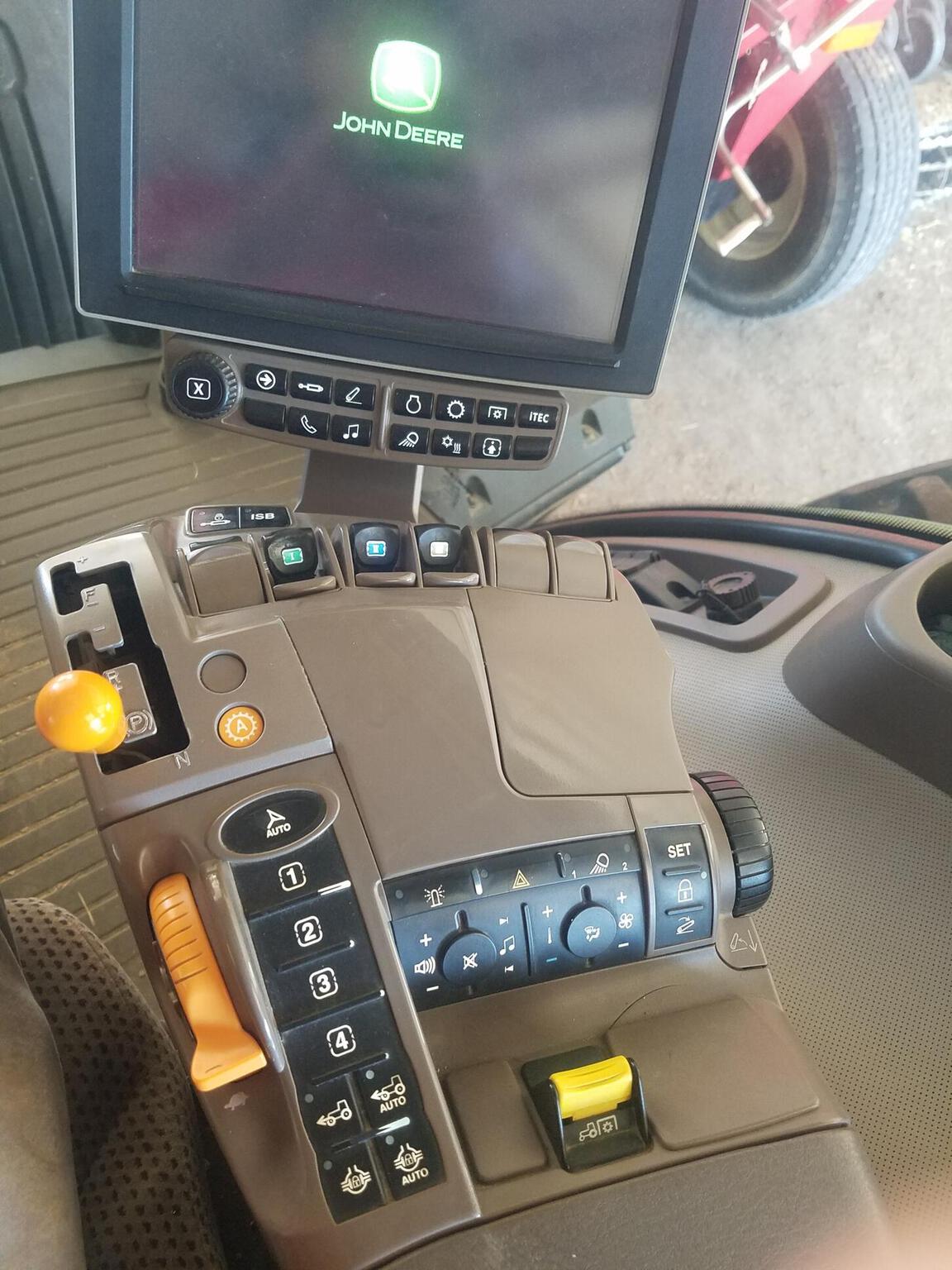 2015 John Deere 8270R Image 10
