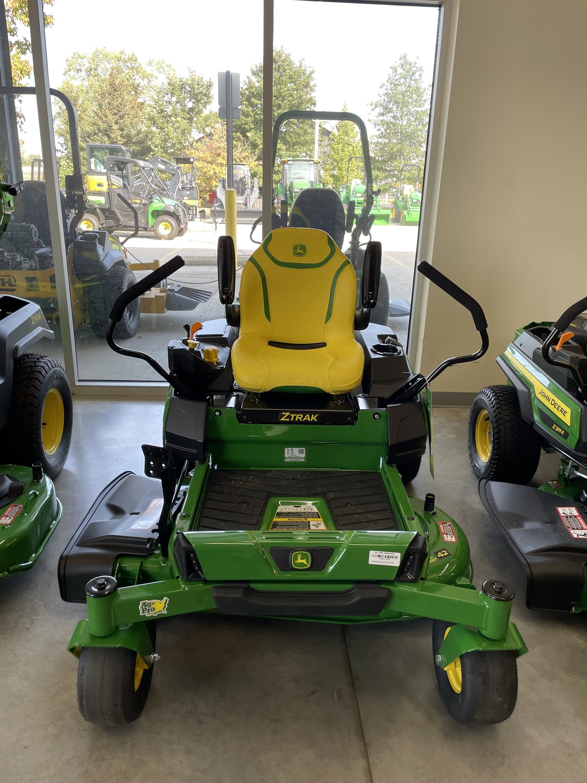 2025 John Deere Z320R Image 2