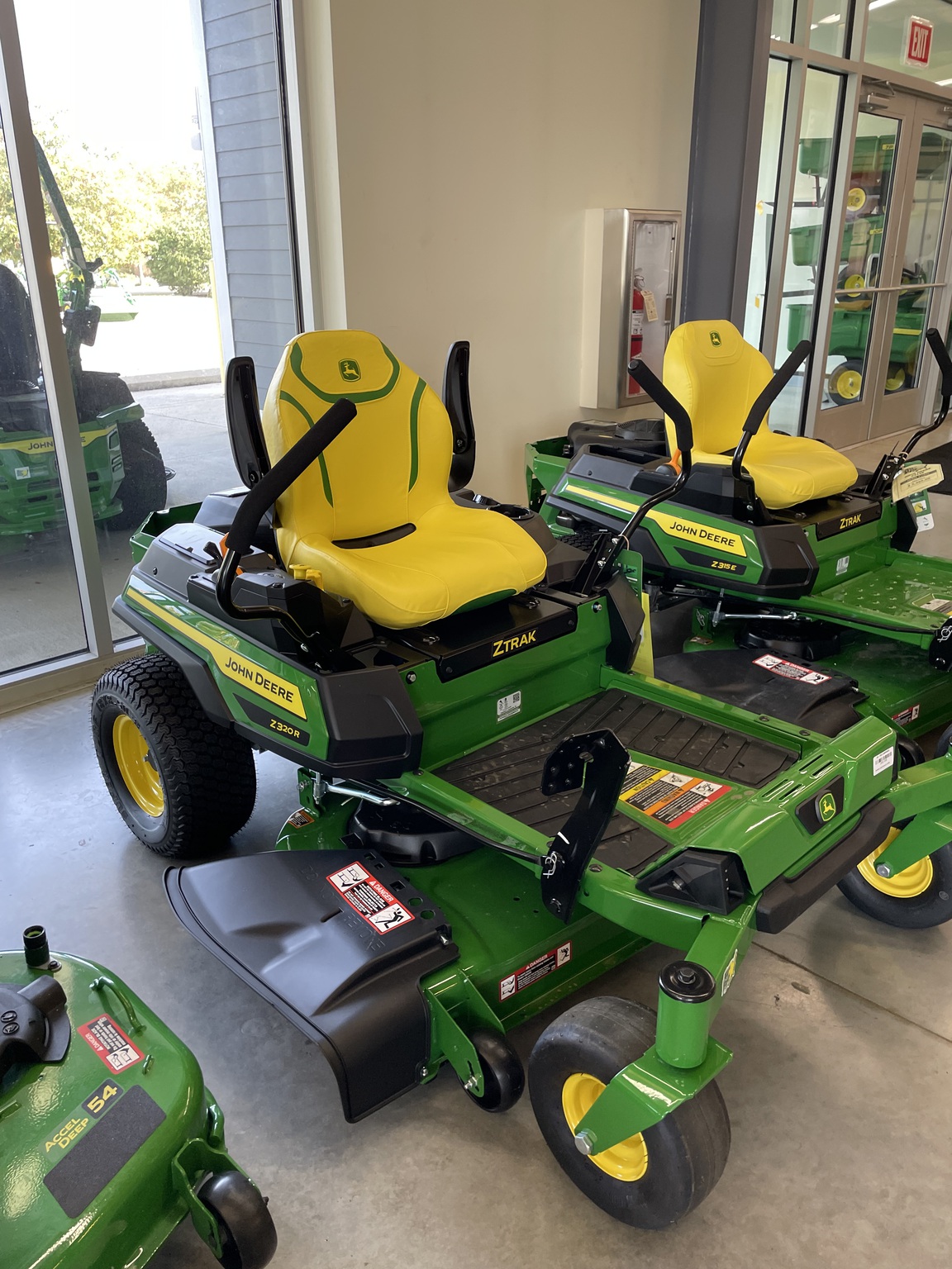 2025 John Deere Z320R Image 3