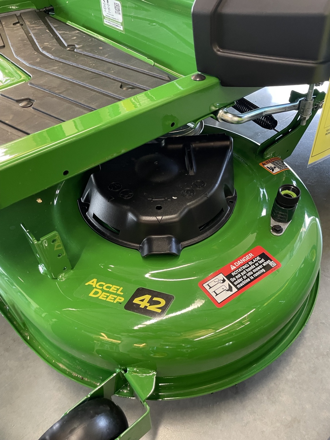 2025 John Deere Z320R Image 4