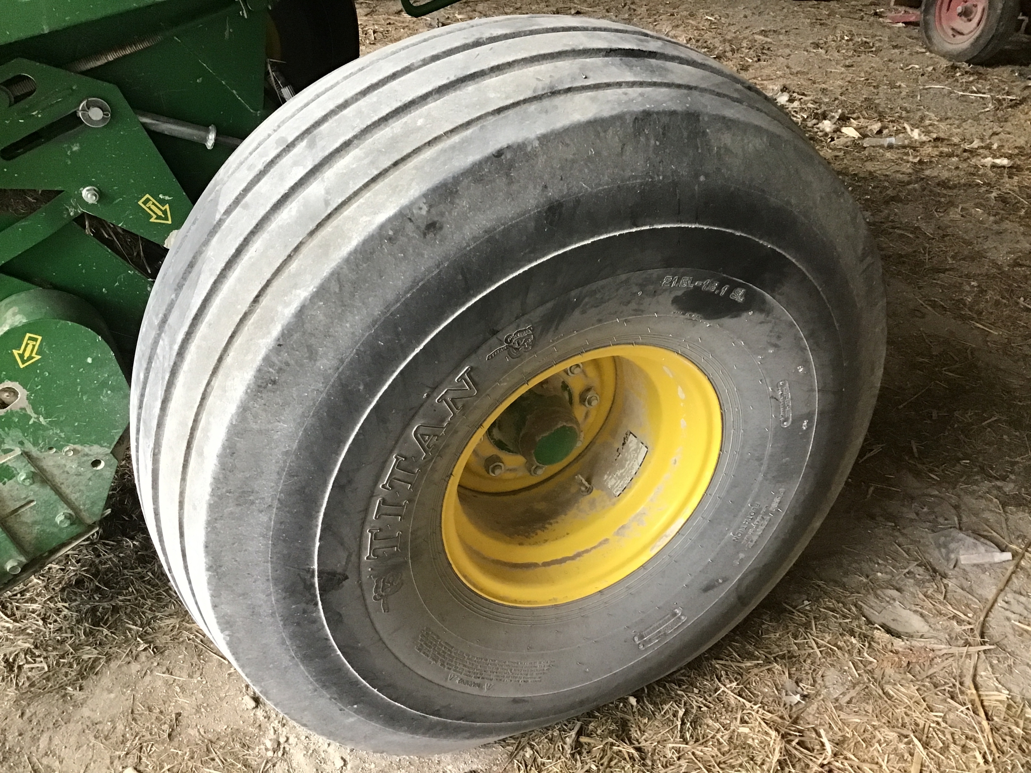 2021 John Deere 560M Image 9