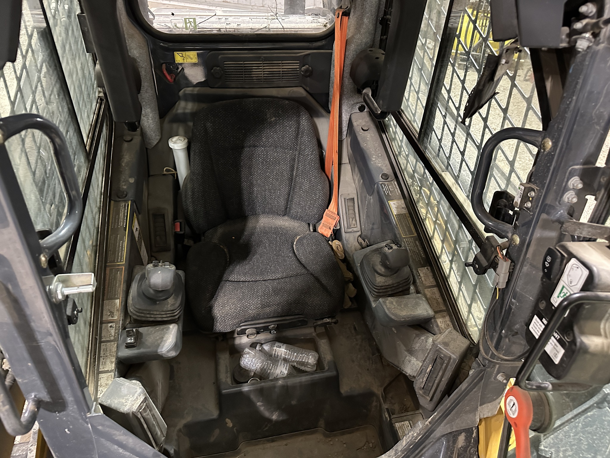 2020 John Deere 325G Image 8