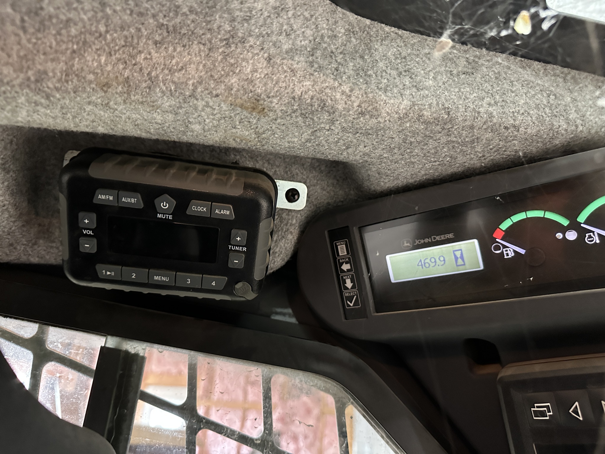 2020 John Deere 325G Image 10