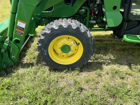 2025 John Deere 3046R - Photo9