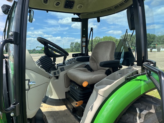 2025 John Deere 3046R - Photo31