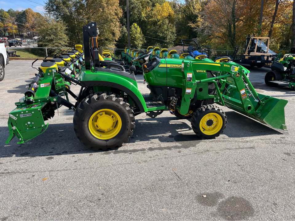 2018 John Deere 2032R Image 1