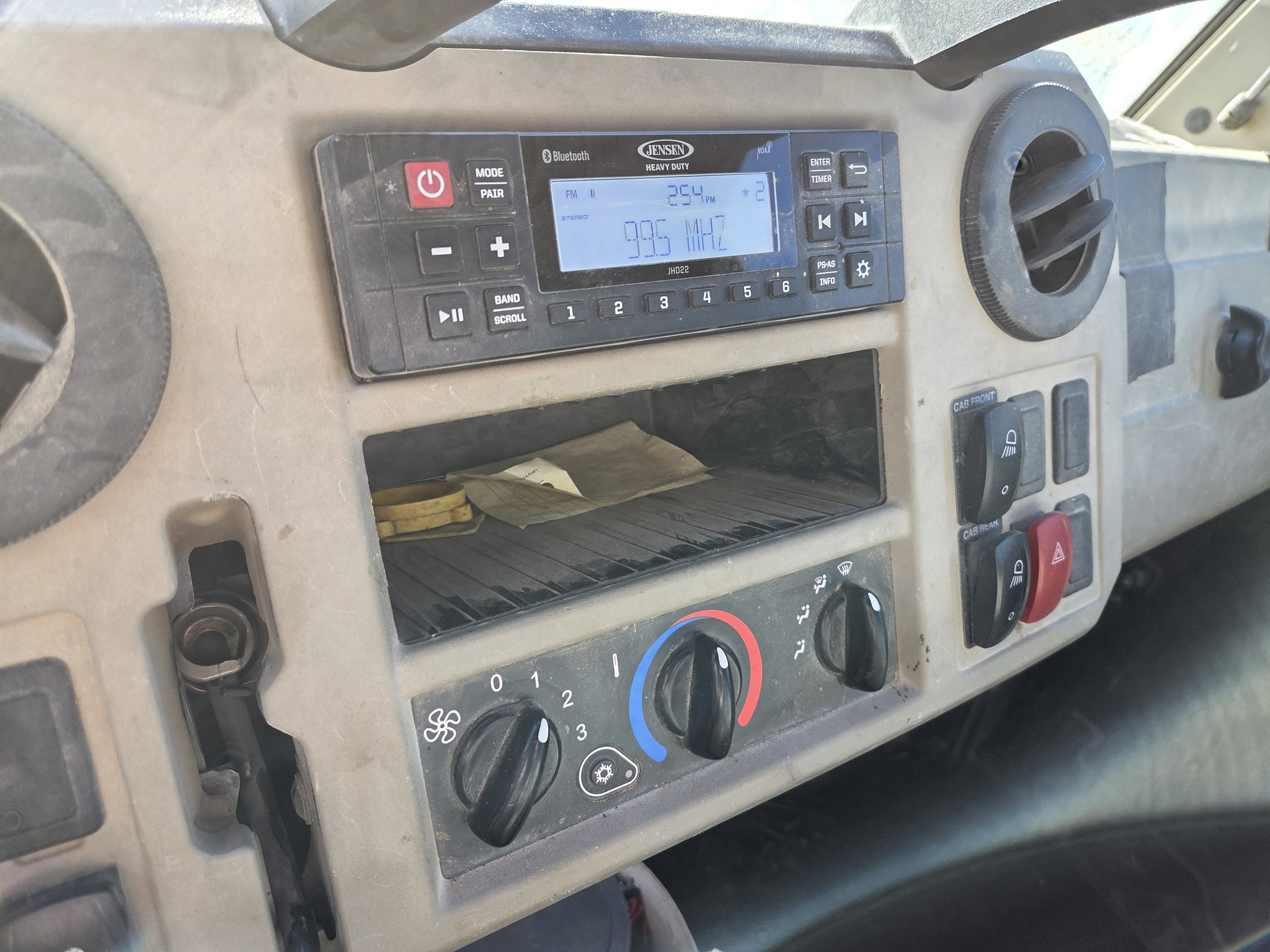 2024 John Deere 835r Image 9