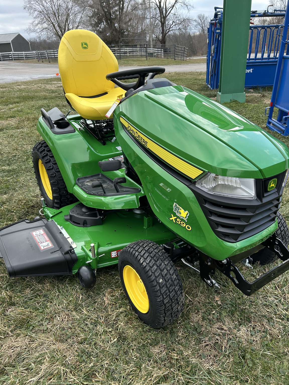 2026 John Deere X590 Image 8