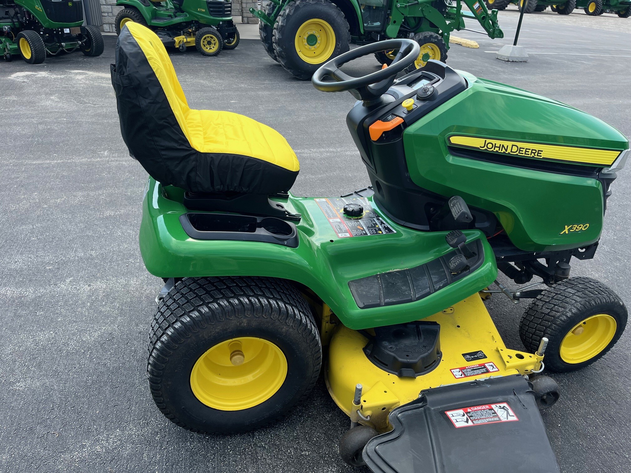 2016 John Deere X390 Image 4