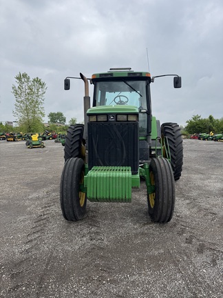 1995 John-Deere 8200