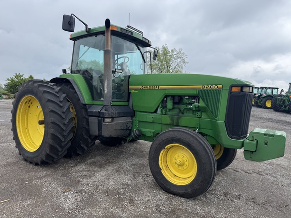 1995 John-Deere 8200