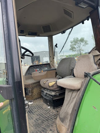 1995 John-Deere 8200