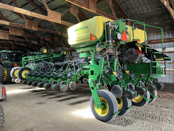  John Deere 1775NT